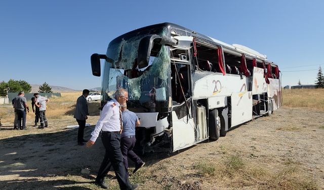 Kütahya'da Yolcu Otobüsü Devrildi: 31 Kişi Yaralandı