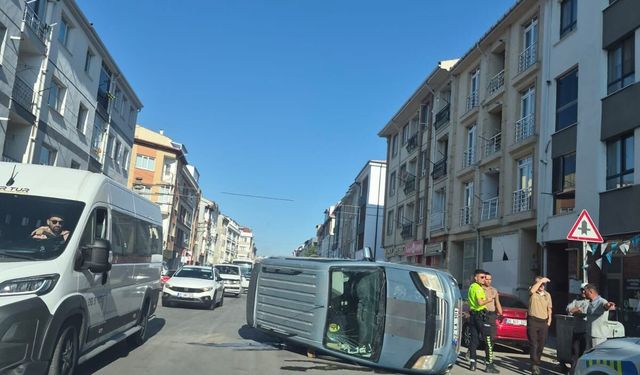Eskişehir'de Çarpışan Hafif Ticari Araç Yan Yattı