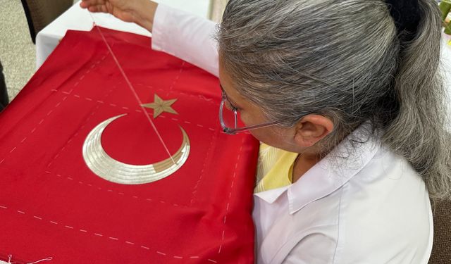Eskişehir'de Türk Bayrağı Geleneksel Nakışla İşleniyor