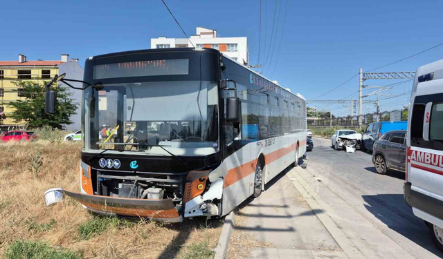 Eskişehir'de Zincirleme Kaza: 2 Kişi Yaralandı