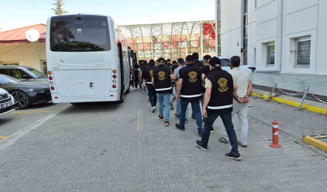Eskişehir'deki Kavgada Yakalanan 18 Şüpheli Adliyede