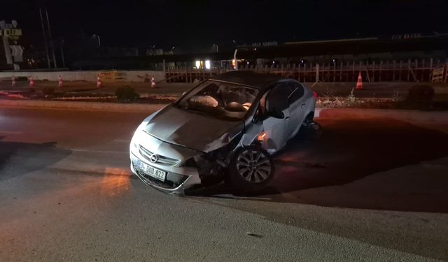 Eskişehir'de Alkollü Sürücünün Otomobili Tabelayı Devirdi