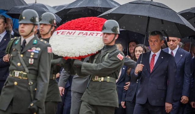 Özgür Özel, Yeni Parti Heyetiyle Anıtkabir'i Ziyaret Etti