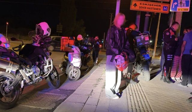 Polisin Durdurduğu 15 Yaşındaki Sürücü Ceza Tutanağıyla Poz Verdi