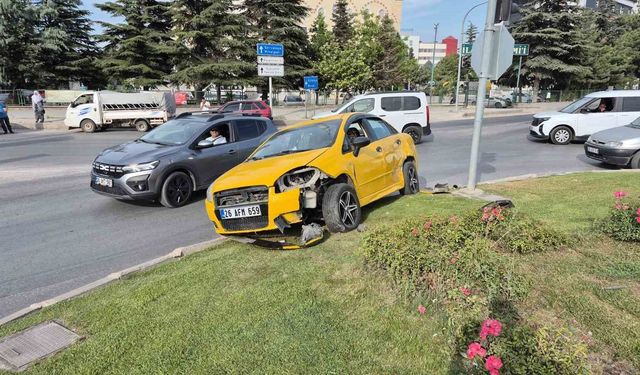 Eskişehir’de İki Otomobil Çarpıştı, Araç Refüje Çıktı