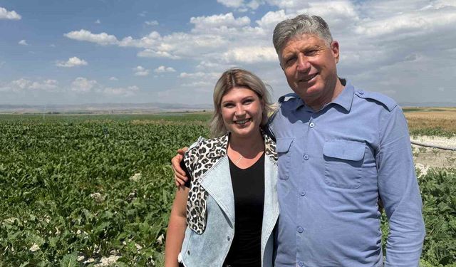 Toprakta ezber bozan genç kadın, babasının en büyük desteği oldu