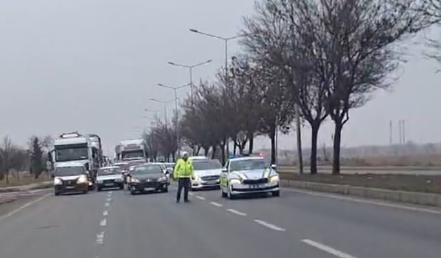 Yaralı Köpeğe Müdahale İçin Trafik Çift Yönlü Durduruldu