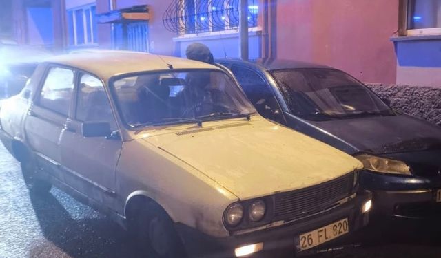 Eskişehir'de İttiği Otomobili ile Park Halindeki Aracın Arasında Kalan Adam Hayatını Kaybetti