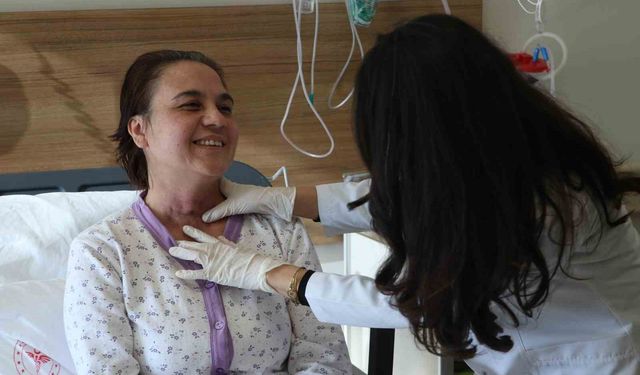 Sesini kaybeden iki çocuk annesi kadın, ameliyat sonrası konuşma yetisini geri kazandı