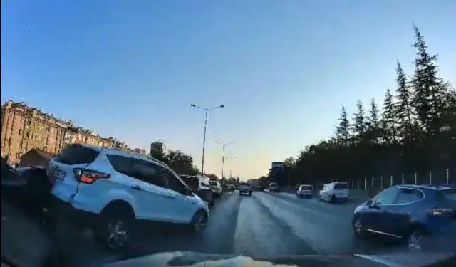 Eskişehir Çevreyolu’nda Zincirleme Kaza Anı Kameralara Yansıdı