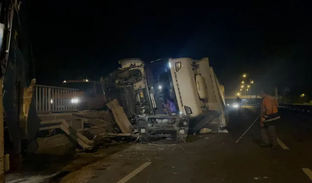 Şeker Yüklü Tır Eskişehir'de Devrildi: Trafik Felç Oldu