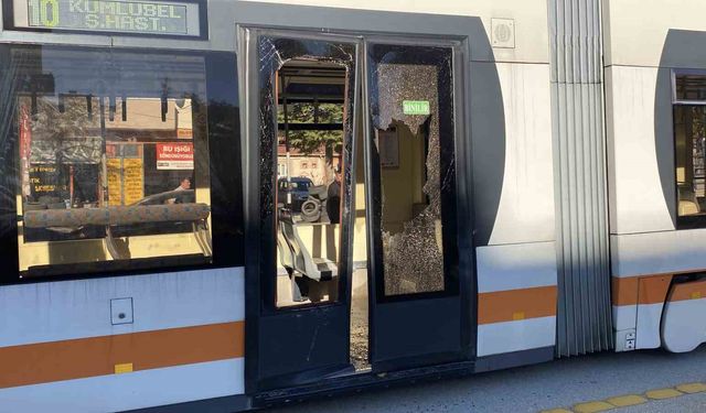 Açık bırakılan servis kapısına tramvay çarptı: 3 yaralı