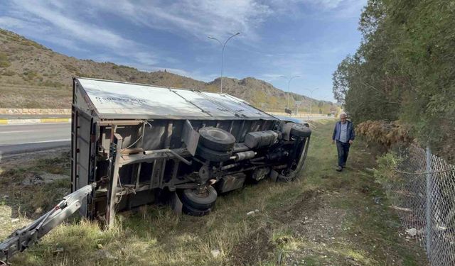 Eskişehir’de direksiyonu kilitlenen kamyonet şarampole yuvarlandı
