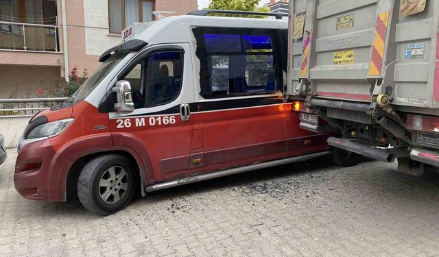 Eskişehir’de tır ile minibüs kafa kafaya çarpıştı