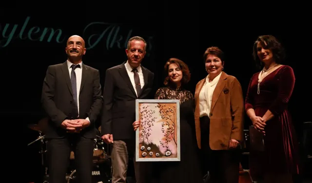 Yıldıztepe Kooperatifi Depremzede Öğrencilere Burs için Eylem Akkaş Konseri Düzenledi