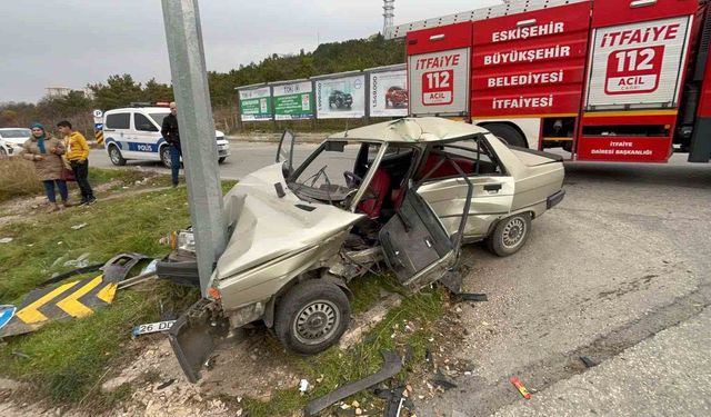 Otomobilin yandan çarptığı araçtaki 2 kişi ağır yaralandı