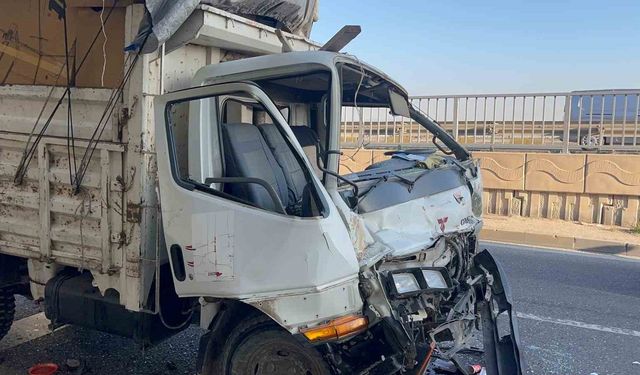 Çevreyolu’nda feci kaza: Kamyona arkadan çarpan sürücü araçta sıkıştı!