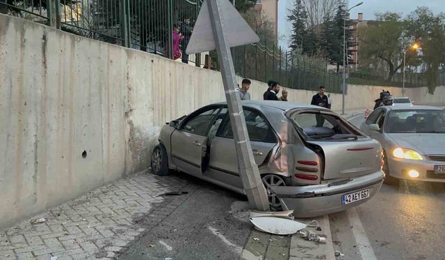 Eskişehir'de kaza! Direğe çarpan araç hurdaya döndü