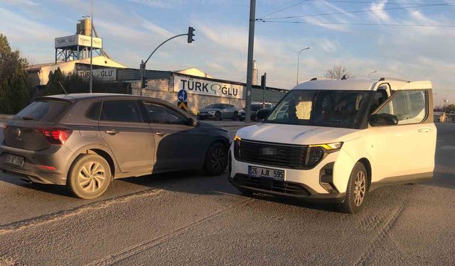 Otomobil ile hafif ticari araç çarpıştı: Kazada 6 yaralı var