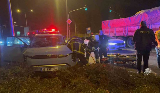 Kamyon Otomobile Çarptı, Sürücü Araçta Sıkıştı