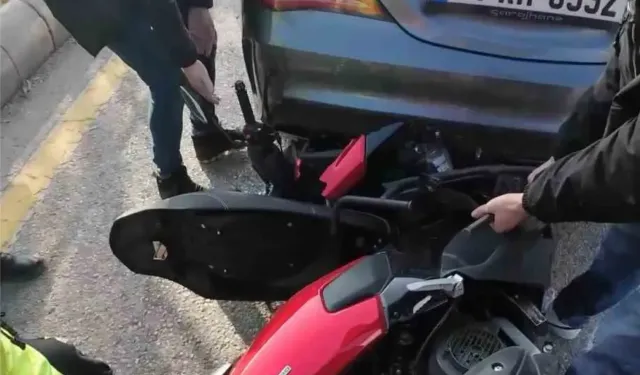 Otomobilin Altına Sıkışan Motosiklet Böyle Kurtarıldı