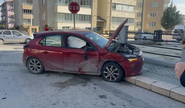 Hurdaya Dönen İki Araçlı Kaza Kameraya Saniye Saniye Yansıdı