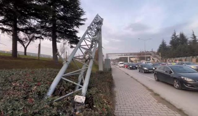 Damperi Açık Kalan Tır PTS Direğini Devirdi, Olası Facianın Eşiğinden Döndü