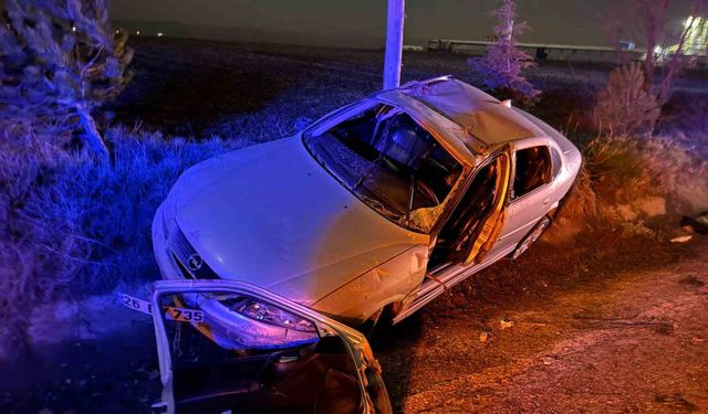 Taklalar atan araç şarampole devrildi: Sürücü hafif yaralandı