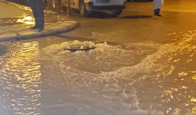 Şebeke Suyu Hattı Patladı, Sokakları Su Bastı