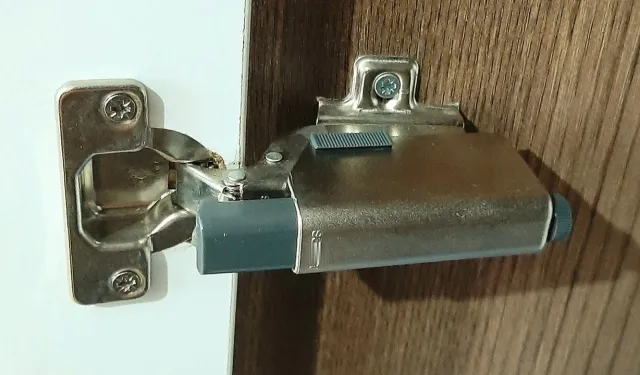 Dolap Kapak Menteşelerindeki Gıcırtıyı Gidermenin 3 Yolu