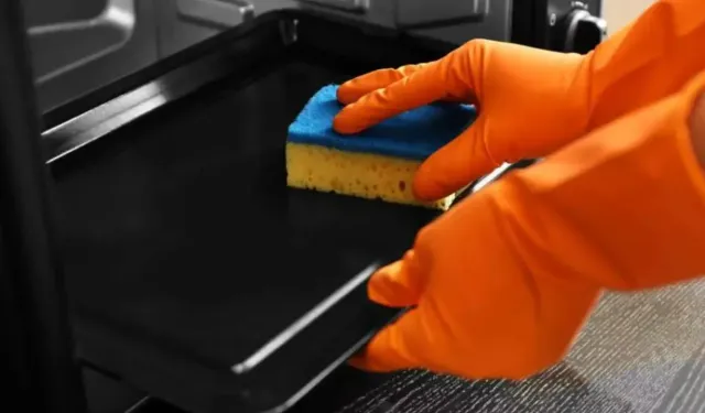 Fırın Tepsisi Üzerindeki Yağ Lekelerini Kolayca Temizlemenin 3 Yolu