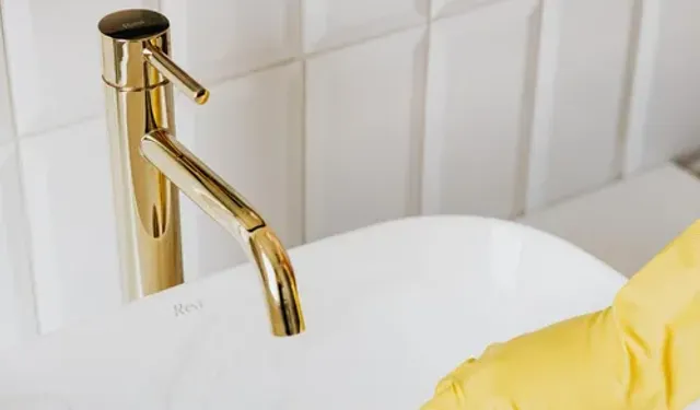 Musluk Üzerindeki Su Lekelerini Anında Yok Etmenin 3 Yolu