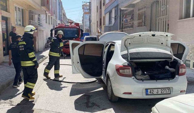 Park halindeki otomobilde yangın çıktı