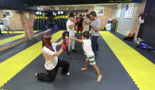 Eskişehir’de Aileler Kick-Boks Antrenmanında Ter Döktü