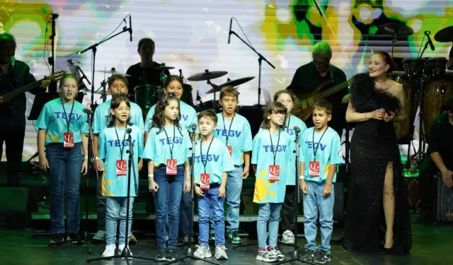 Candan Erçetin 30. yılını TEGV’li çocuklarla sahnede kutladı