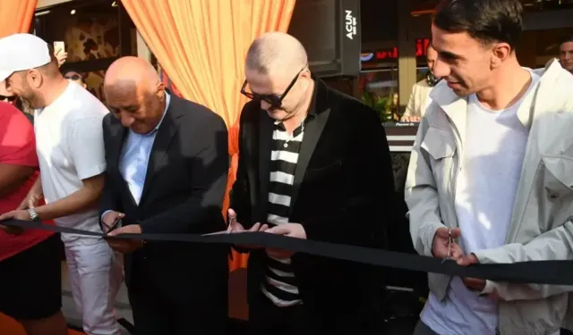 Şafak Sezer mekân açılışını sahneye çevirdi! O anlar dakikalar içinde viral oldu