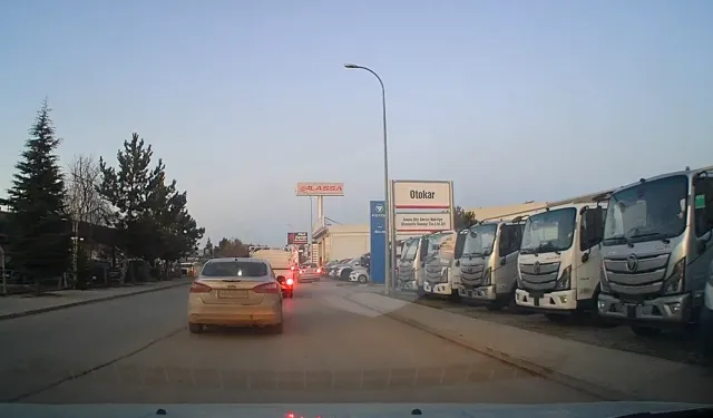 Eskişehir’de Trafikten Kaçan Sürücü Kaldırımdan İlerledi