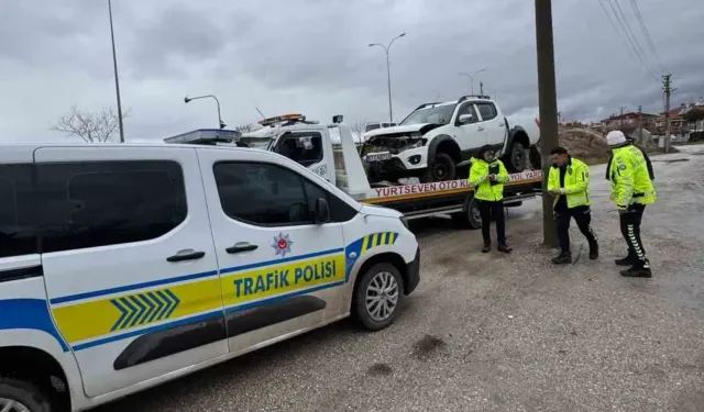 Afyonkarahisar’da Arazi Aracı 5 Metrelik Refüjden Uçtu: 3 Yaralı