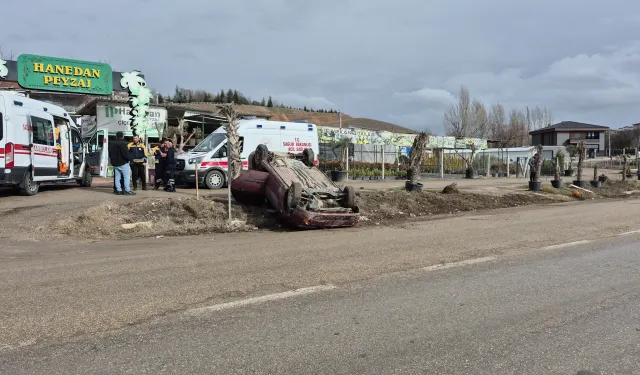 Eskişehir’de Yağış Sonrası Takla Atan Otomobilde 3 Kişi Kurtuldu
