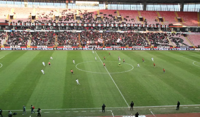 Eskişehirspor–İzmir Çoruhlu FK Maçı Başladı: İşte İlk 11’ler