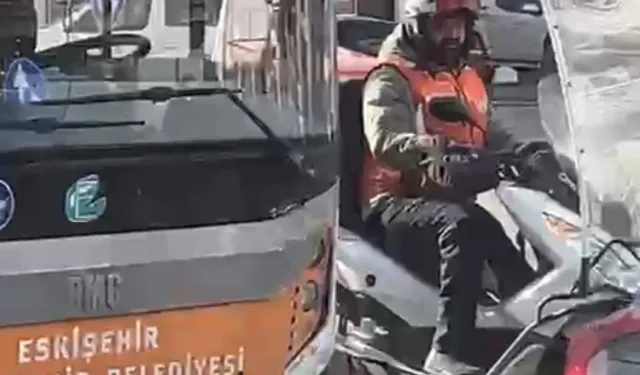 Belediye otobüsü otomobile çarptı: Maddi hasar oluştu