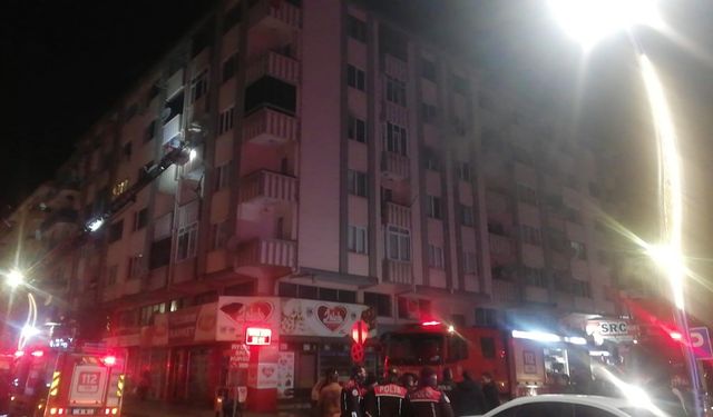 Afyonkarahisar’da Apartman Yangını: 5 Kişi Dumandan Etkilendi