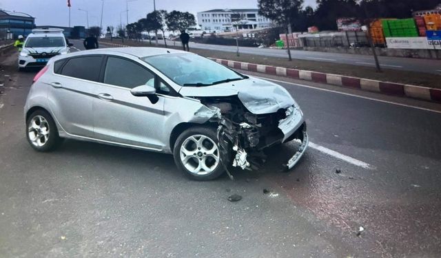 Direksiyon Hâkimiyetini Kaybeden Sürücü Bariyere Çarptı