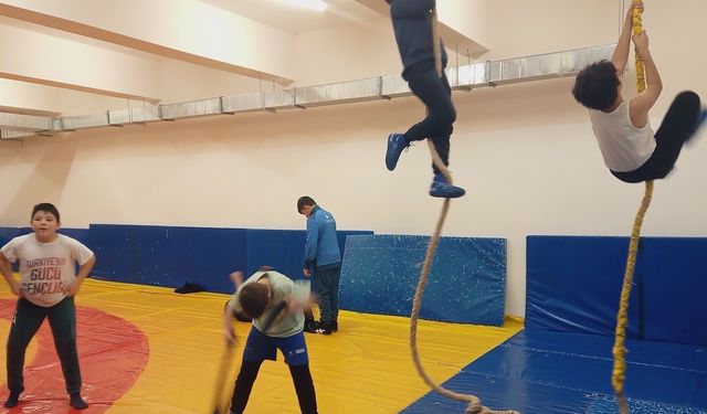 Bilecik’te Gençlik ve Spor Okullarında Güreş Antrenmanları Devam Ediyor