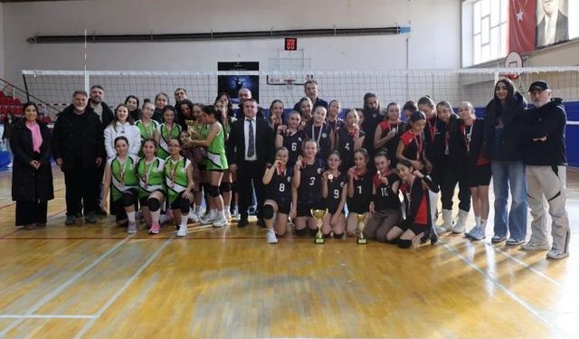 Bilecik’te Voleybolun Yıldızları Kupalarına Kavuştu