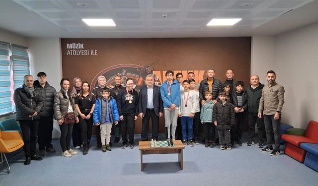 Bozüyük’te Satranç Heyecanı: Dereceye Girenler Ödüllendirildi