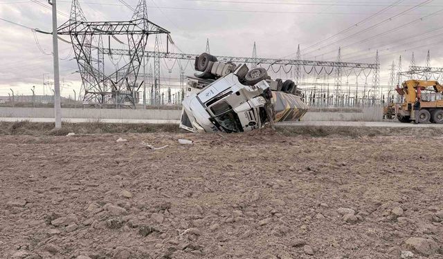 Mandalina Yüklü Tır Kontrolden Çıktı: Yol Ulaşıma Kapandı