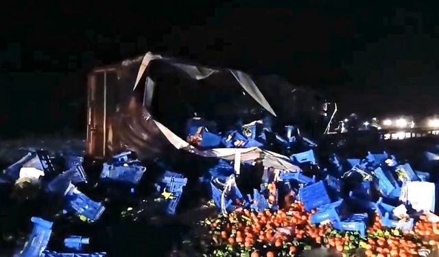 Kaygan Yol Felakete Davetiye Çıkardı: Meyve Yüklü Tır Yan Yattı