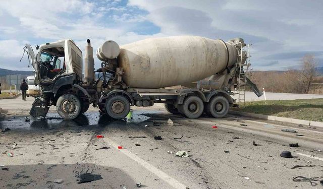 Kütahya’da Beton Mikserleri Çarpıştı: 2 Yaralı