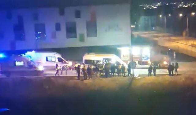 Korkutan Kaza: Servis Aracındaki Yolcular Dakikalarca Sıkıştı